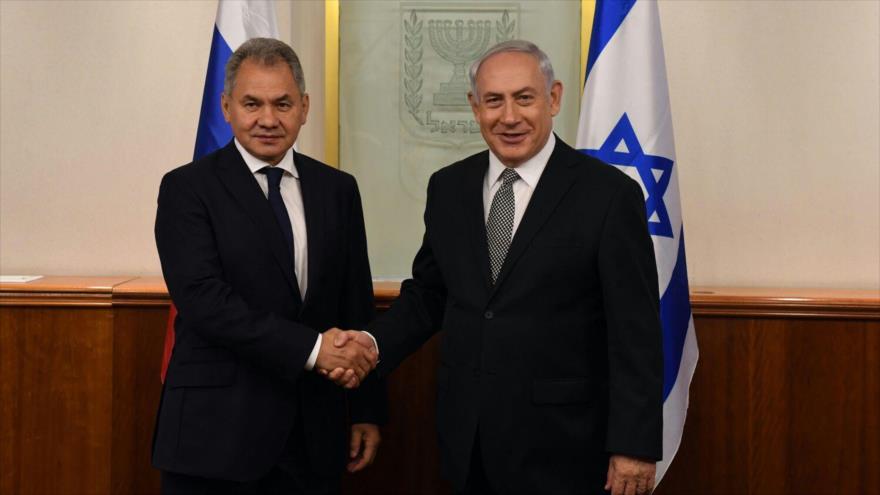 El primer ministro israelí, Benyamin Netanyahu (dcha.), y el ministro ruso de Defensa, Serguéi Shoigu, 17 de octubre de 2017.