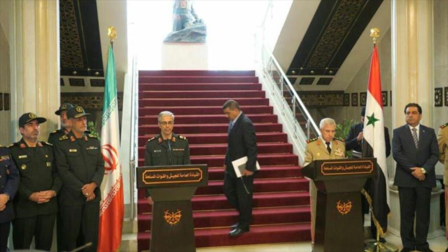El general Mohamad Husein Baqeri (izda.) y el general Ali Abdolá Ayub, en una rueda de prensa en Damasco, 18 de octubre de 2017.