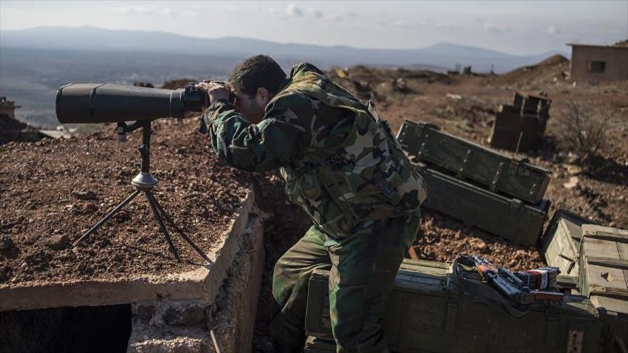 Un integrante del Ejército de Siria en las zonas cerca de los ocupados Altos de Golán.