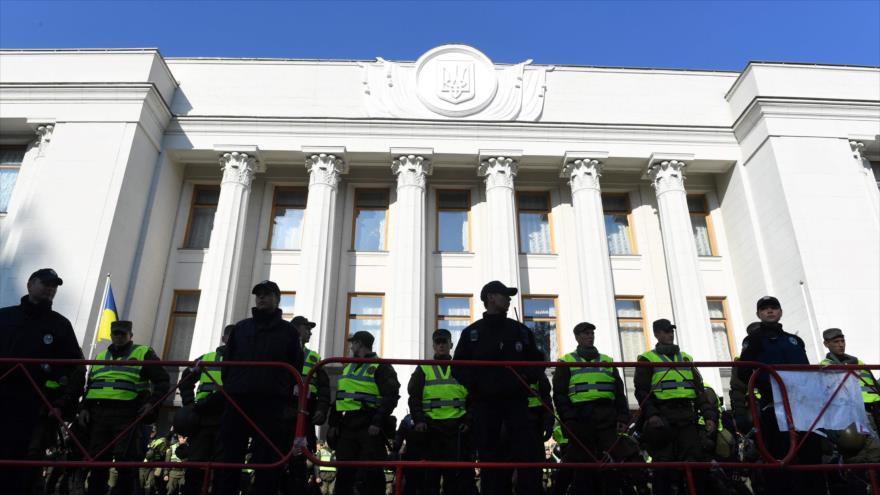 Fuerzas de seguridad de Ucrania cierran una fila frente al Parlamento, ante los manifestantes, en Kiev, 17 de octubre de 2017.