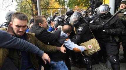 Policía ucraniana reprime protesta contra Gobierno de Poroshenko