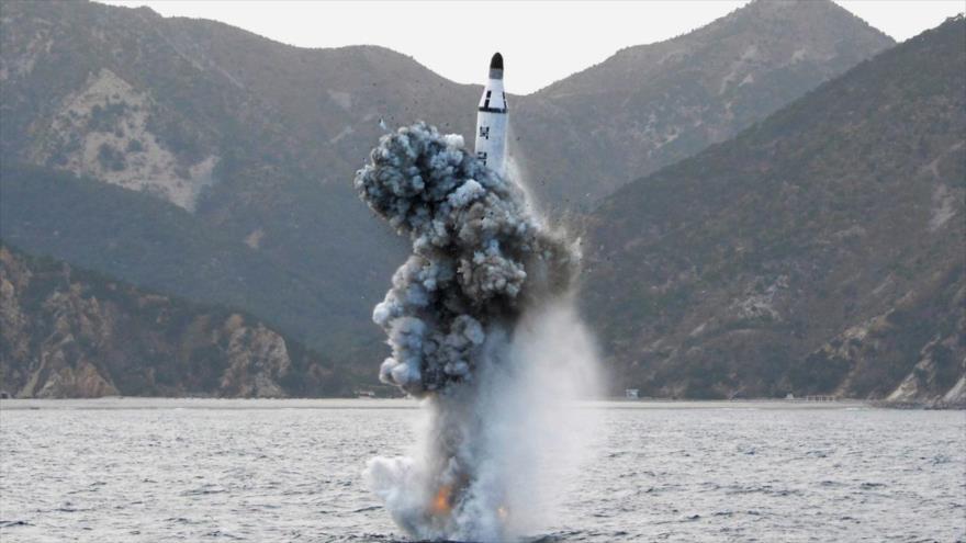 El lanzamiento de un misil norcoreano desde un submarino.
