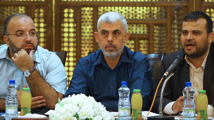 El líder de HAMAS en Gaza, Yahya Sinwar (centro), asiste a una reunión con los jóvenes palestinos en la Franja de Gaza, 28 de septiembre de 2017.