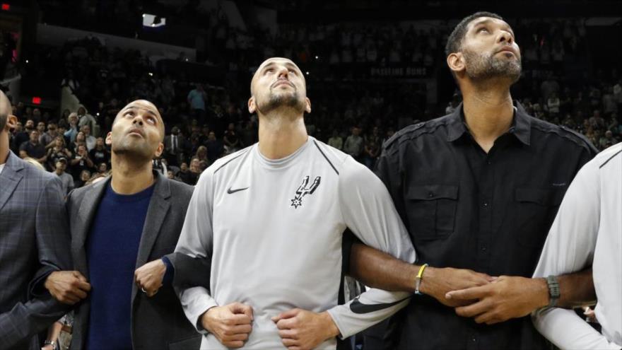 La protesta de los jugadores de San Antonio Spurs ante la violencia racial en Estados Unidos: el abrazo entre Manu Ginóbili, Tony Parker y Tim Duncan.