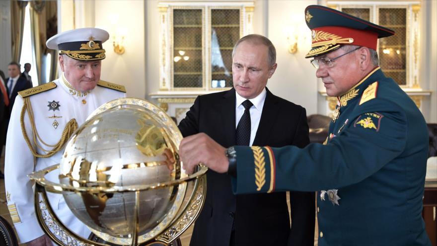 El presidente ruso, Vladimir Putin (centro), y el ministro de Defensa, Sergei Shoigu (dcha.), en la sede de la Armada de Rusia, 30 de julio de 2017.