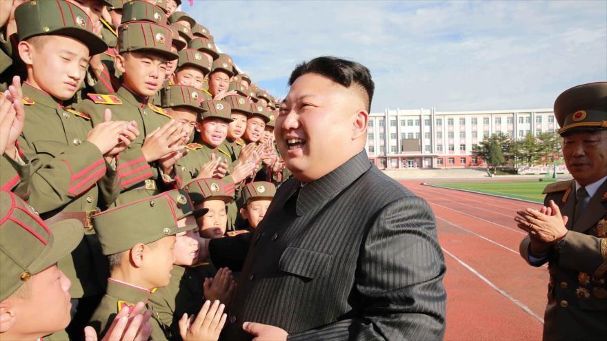 El líder norcoreano, Kim Jong-un (centro), junto a los estudiantes y maestros de la Escuela Revolucionaria Mangyongdae en Pyongyang (capital). 