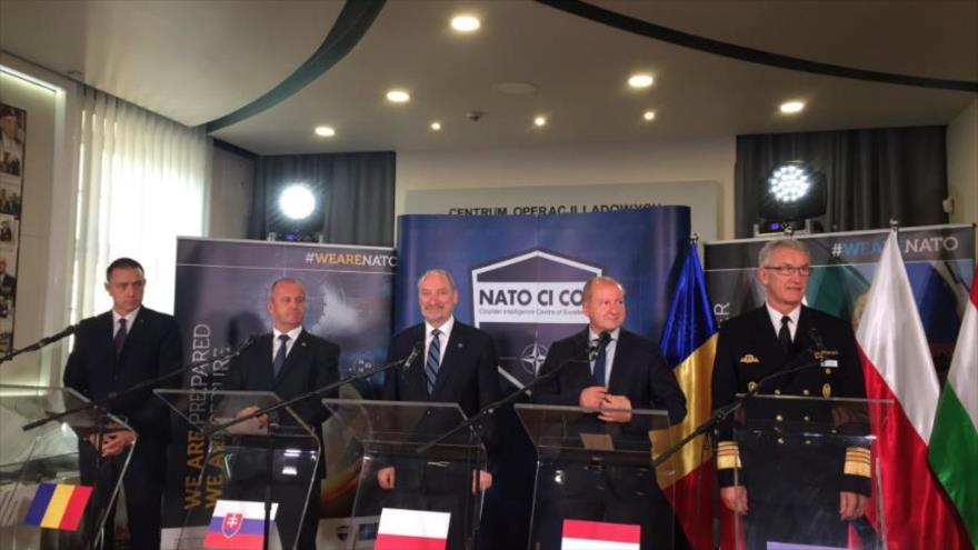 Los ministros de Defensa de Polonia, Hungría, Rumanía y Eslovaquia, durante la inauguración del centro de contraespionaje de la OTAN, 19 de octubre de 2017.