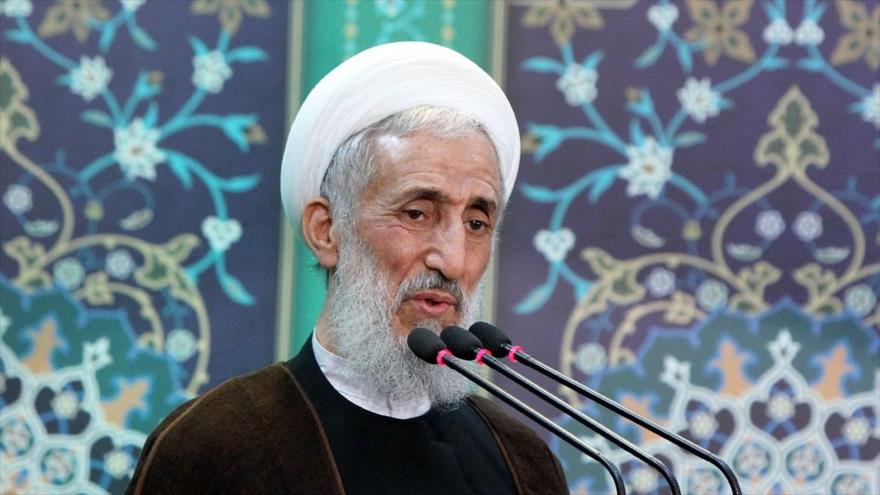 El hoyatolislam Kazem Sediqi durante el sermón del rezo del viernes en Teherán, capital de Irán, 20 de octubre de 2017.