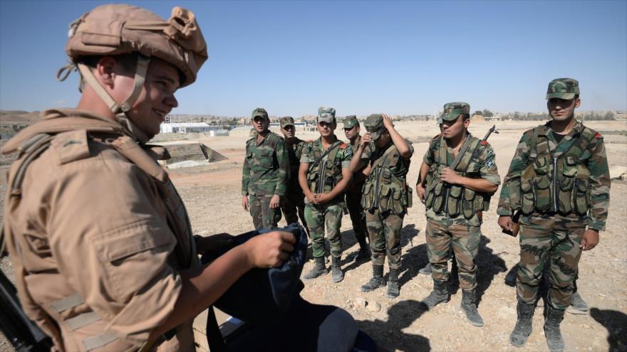 Un militar ruso entrena a las fuerzas sirias cómo descubrir artefactos explosivos en la ciudad siria de Palmira. 