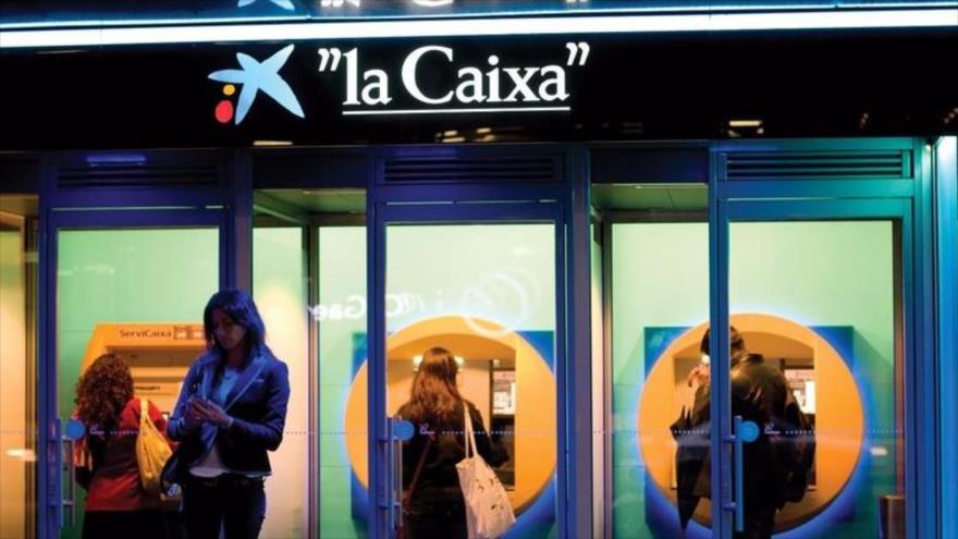 Catalanes separatistas castigan a bancos ‘traidores’ a Cataluña