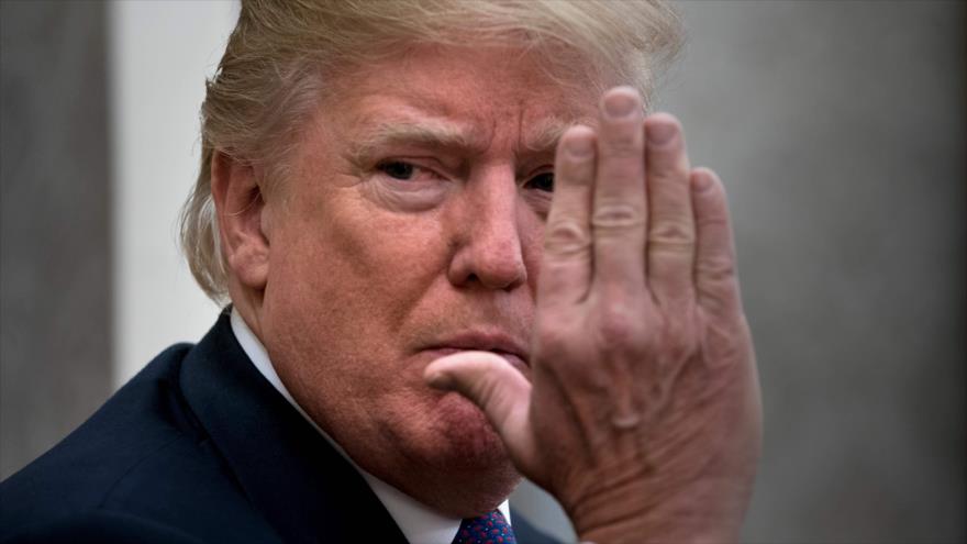 El presidente de EE.UU., Donald Trump, gesticula mientras hace una pausa al ofrecer una rueda de prensa en la Casa Blanca, 19 de octubre de 2017.