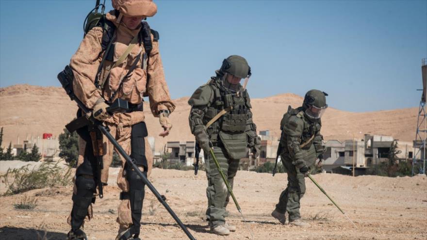 Zapadores rusos desactivan las minas dejadas por los terroristas de EIIL en una localidad en el centro sirio.