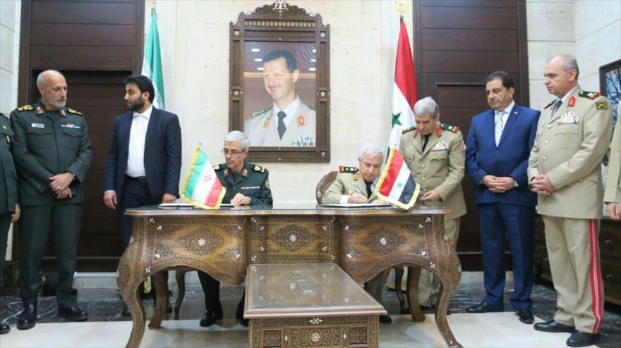 El jefe de Estado Mayor de las FFAA de Irán, el general Mohamad Husein Baqeri (izda.) y su par sirio, Ali Abdolá Ayub, 20 de octubre de 2017.