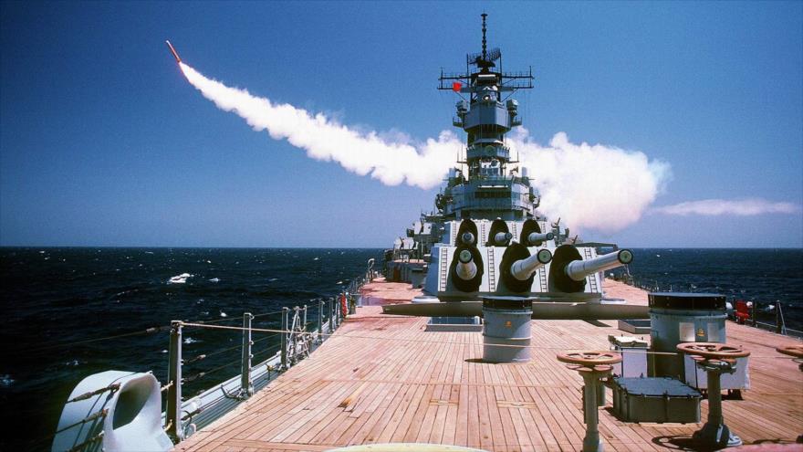 Un misil de crucero de largo alcance Tomahawk, lanzado desde el buque de guerra estadounidenses USS Missouri.