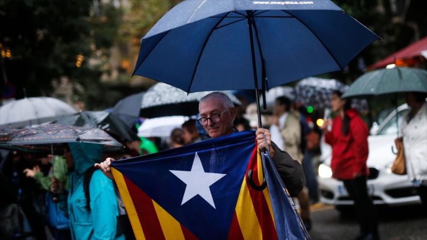 Un ciudadano catalán sostiene una bandera independentista durante una marcha, 19 de octubre de 2017.