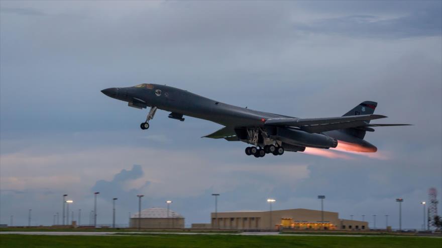 Un bombardero estadounidense B-1B Lancer despega de la base aérea Anderson en la isla de Guam, 16 de octubre de 2017.