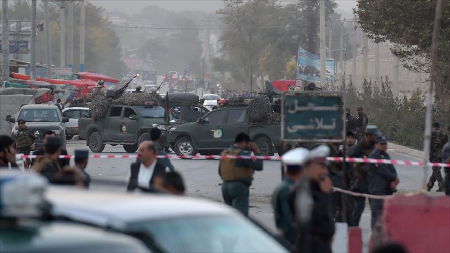 Los agentes de seguridad afganos vigilan de cerca el sitio de un atentado suicida en Kabul (capital), 21 de octubre de 2017.