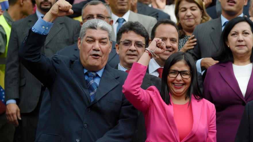 La presidente de la Asamblea Constituyente venezolana, Delcy Rodríguez, con simpatizantes chavistas en Caracas, 18 de octubre de 2017.