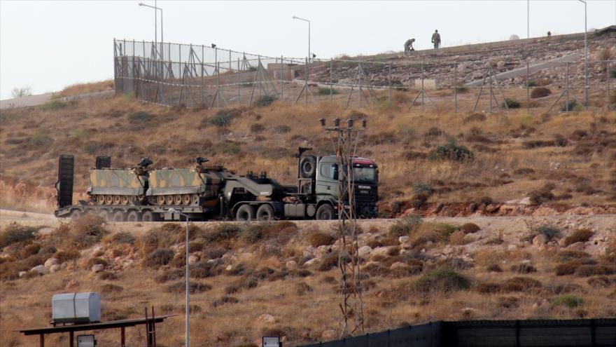 Vehículo militar turco circula por una base militar en el lado turco de la frontera con Siria en la provincia de Idlib, 11 de octubre de 2017.