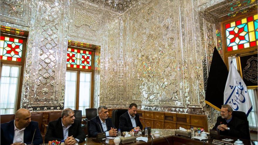 El presidente del Parlamento iraní, Ali Lariyani (dcha.), se reúne con una delegación de HAMAS en Teherán, capital de Irán, 21 de octubre de 2017.