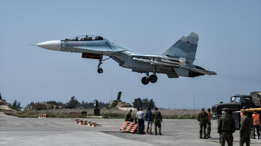  El bombardero ruso Su-30 despega de la base aérea de Hmeimim, oeste de Siria.