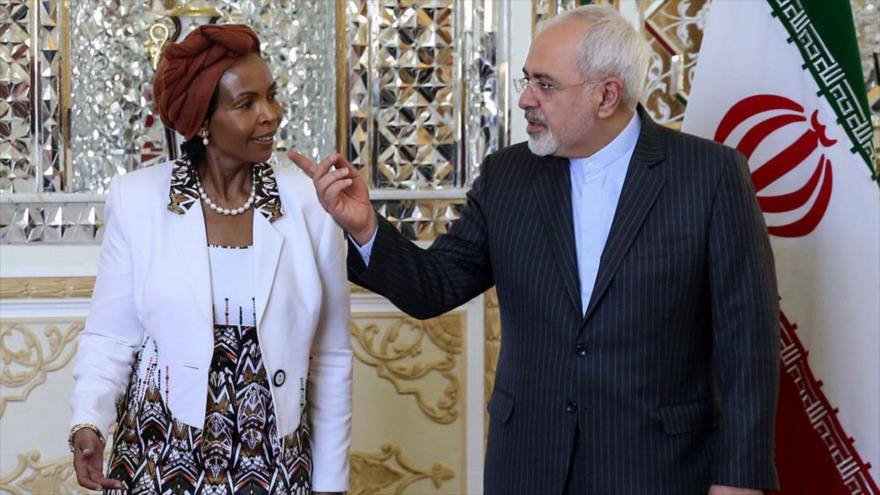 El canciller iraní, Mohamad Yavad Zarif, y su par sudafricana, Maite Nkoana-Mashabane, en Teherán, 10 de mayo de 2015.