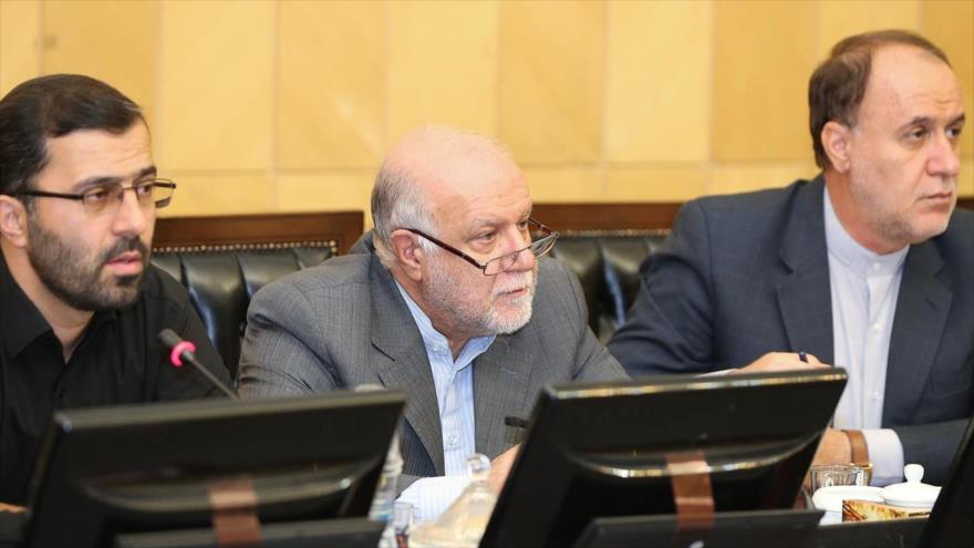 El ministro de Petróleo de Irán, Biyan Namdar Zangene (C), en una reunión con parlamentarios persas, Teherán, 22 de octubre de 2017.