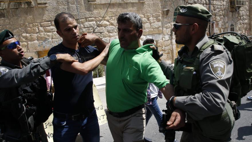 Policía israelí detiene a un palestino en la ciudad de Al-Jalil (Hebrón), 3 de septiembre de 2017.
