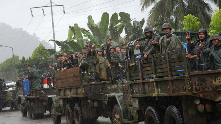 Los infantes de marina filipinos muestran el signo de la victoria tras una batalla con terroristas en Marawi, 19 de octubre de 2017. 