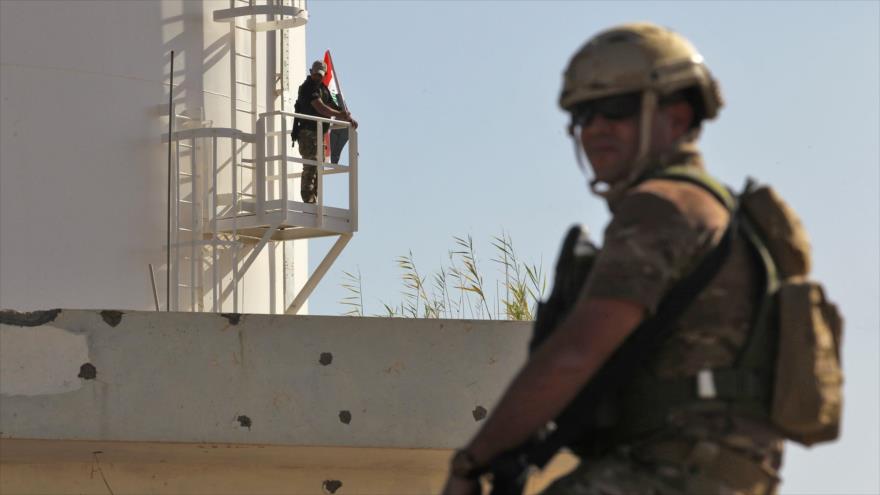 Un soldado iraquí iza la bandera nacional en un yacimiento petrolero en Kirkuk, anteriormente bajo el control de los kurdos iraquíes, 19 de octubre de 2017.