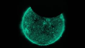 Eclipse inesperado: la Luna se cuela con el Sol en fotos de NASA