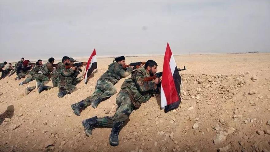 Efectivos del Ejécito sirio durante una batalla con los terroristas en el centro del país.