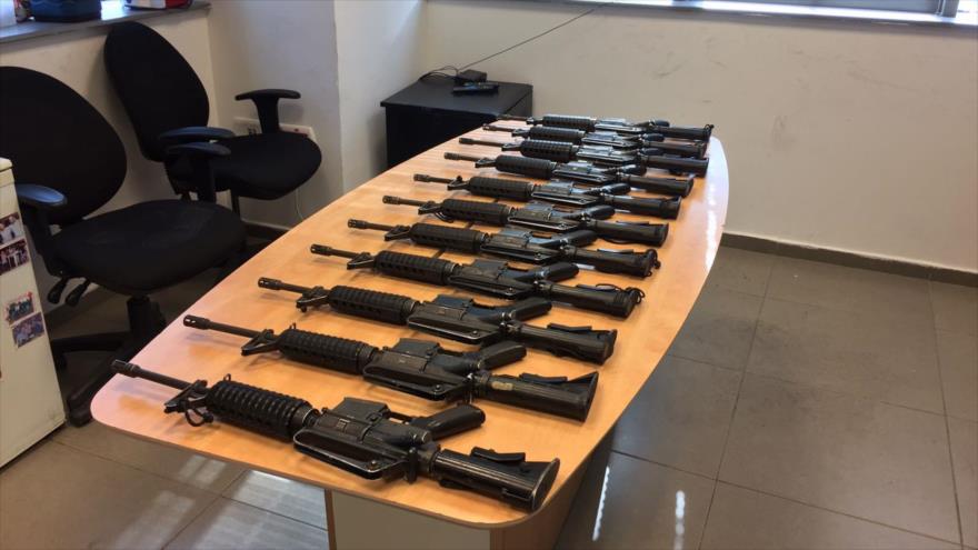 Armas incautadas por policías israelíes que habían sido robadas de la base militar de Sde Teiman en mayo.