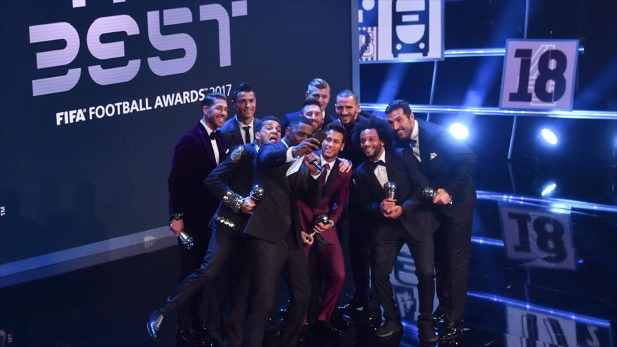 La selfie de los elegidos de la noche en la gala de los premios ‘The Best’ en Londres, el Reino Unido, 23 de octubre de 2017.