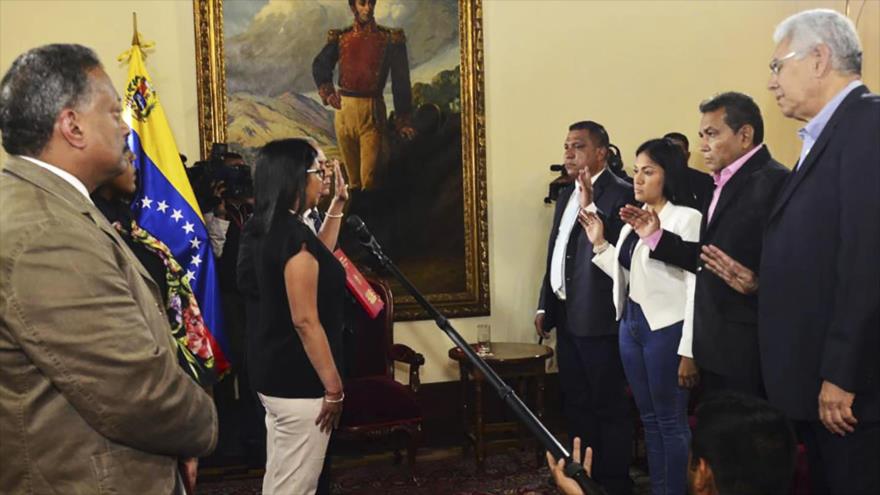 Cuatro gobernadores opositores venezolanos juramentan ante la ANC