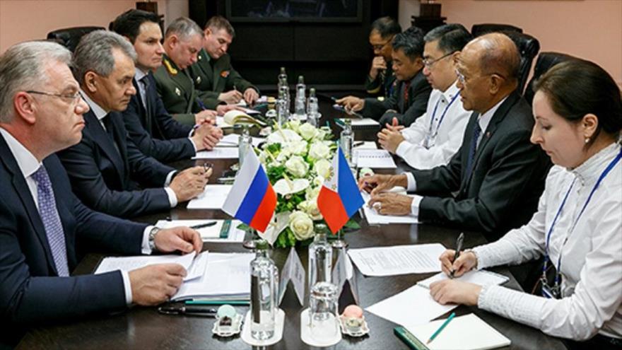 El ministro de Defensa de Rusia, Serguéi Shoigu (2º izda.), y su par de Filipinas, Delfin Lorenzana (2º dcha.), mantienen una reunión bilateral.