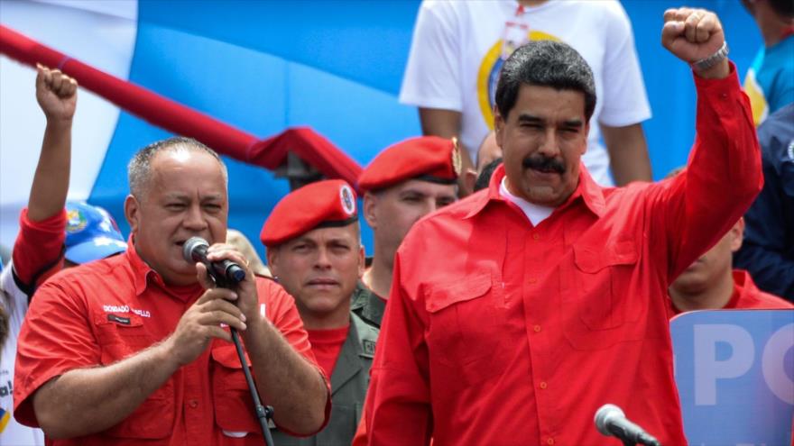 El presidente venezolano, Nicolás Maduro (dcha.), y el diputado Diosdado Cabello en un mitín electoral en Caracas, 27 de julio de 2017.
