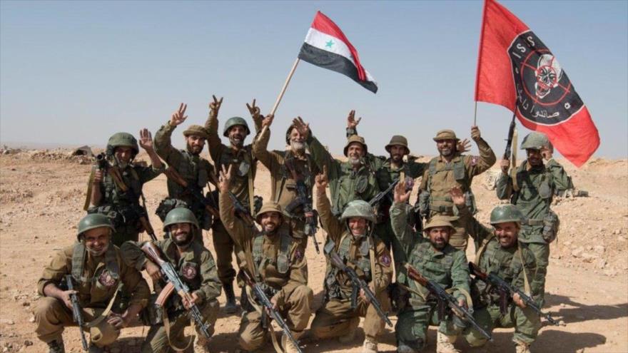 Soldados del 5º Cuerpo de Asalto del Ejército sirio en las orillas orientales de Éufrates.