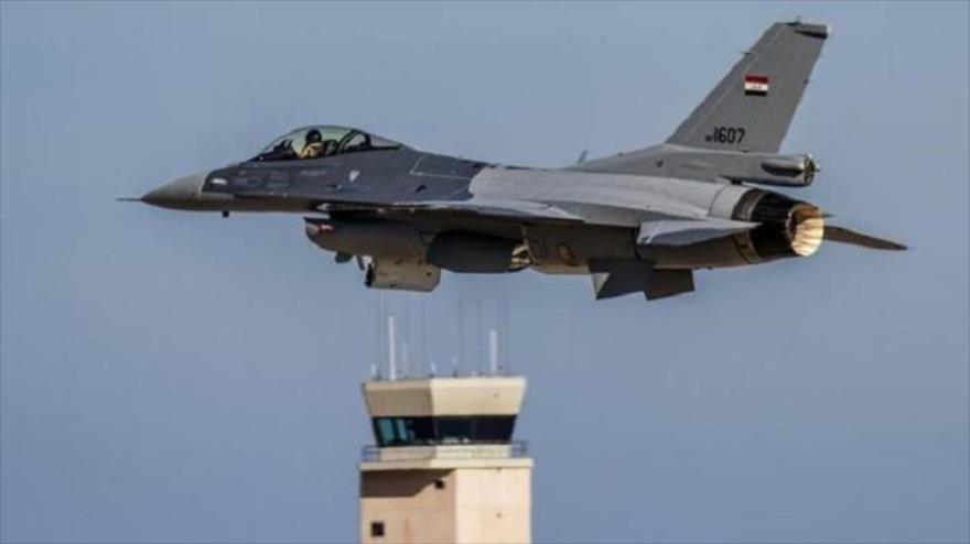 Un caza F-16 de la Fuerza Aérea de Irak despega para realizar una operación.