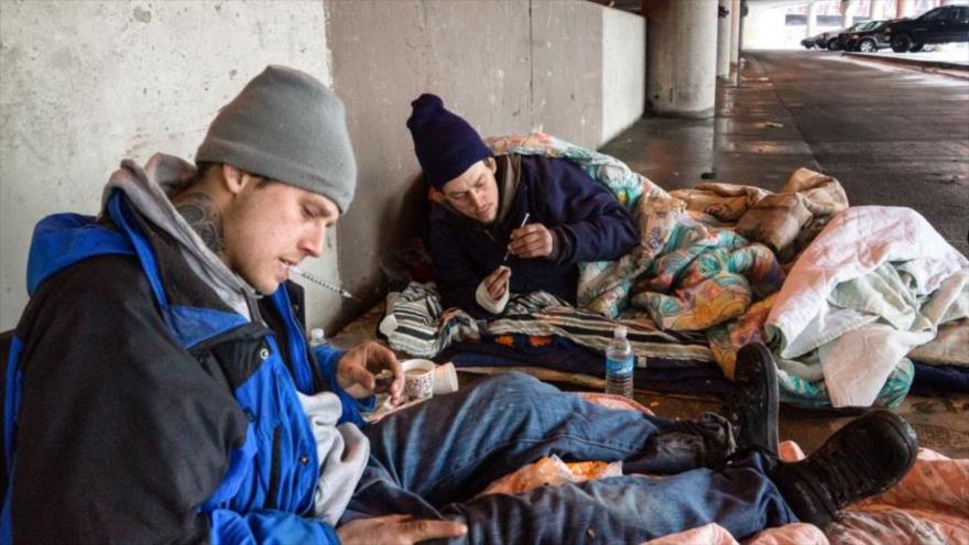 Dos adictos a la heroína en un aparcamiento en Chicago, Estados Unidos.