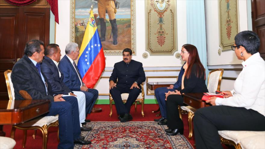 Presidente de Venezuela, Nicolás Maduro (centro) reunido con tres gobernadores opositores electos en el Palacio de Miraflores, en Caracas, 24 de octubre de 2017.