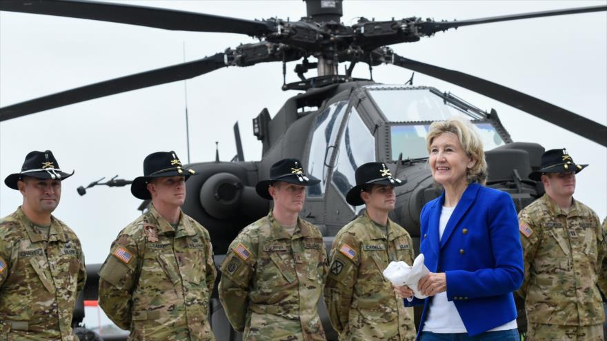 La embajadora de EEUU ante la OTAN, Kay Bailey Hutchison, visita a las tropas de EEUU en Bélgica, 24 de octubre de 2017.