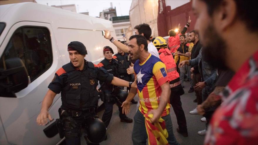 Los manifestantes proindependentistas correan consignas frente los policías en Cataluña, 2 de octubre de 2017.