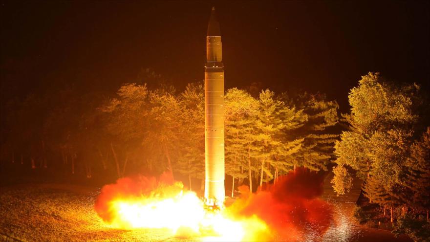 Corea del Norte realiza un Misil Balístico Intercontinental (ICBM, en inglés), bautizados como Hwasong-14, 29 de julio de 2017.