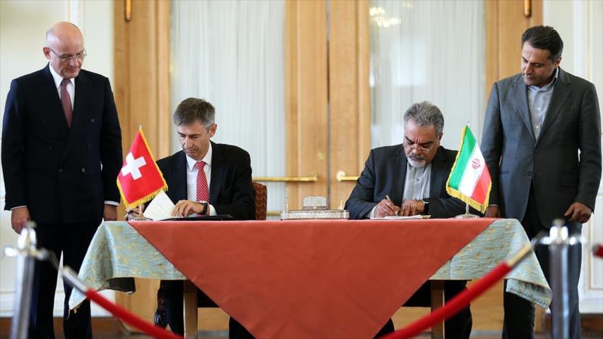 Director general del Departamento del Golfo Pérsico de Cancillería iraní, Mohamad Farazmand (dcha.), y el embajador suizo, Markus Leitner.