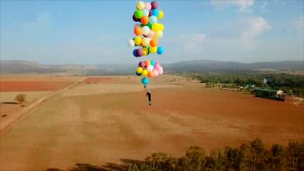 Vídeo: Aventurero flota en el aire con 100 globos y una silla