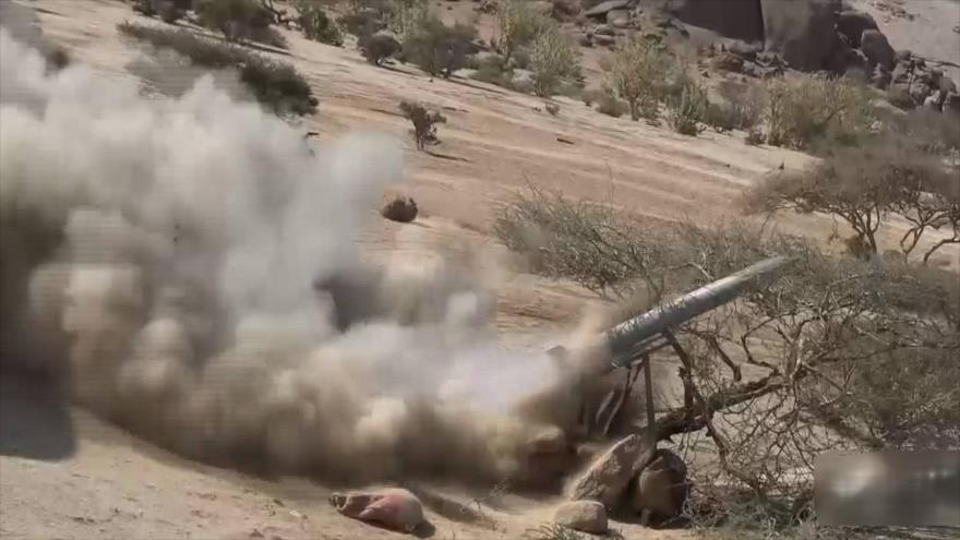 Las fuerzas yemeníes lanzan un misil Zelzal hacia posiciones militares saudíes.