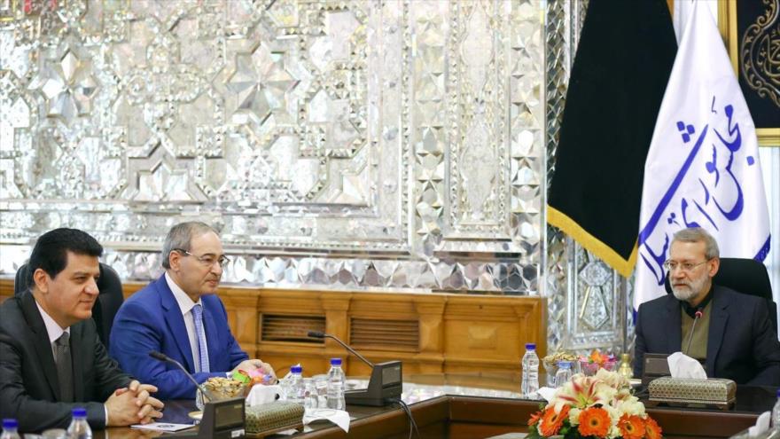 Presidente de Mayles, Ali Lariyani (dcha.), recibe al vicecanciller sirio, Faisal al-Miqdad (2º de izda.), en Teherán, 25 de octubre de 2017.