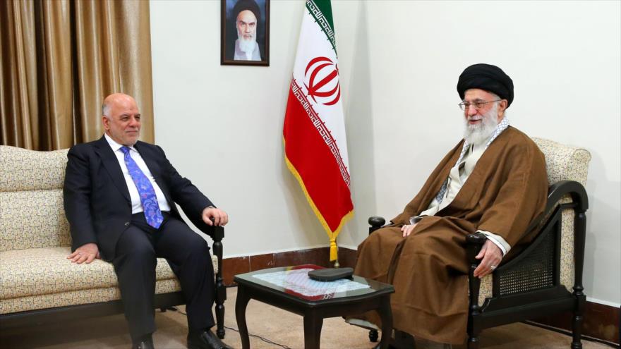 El Líder iraní, el ayatolá Seyed Ali Jamenei (dcha.), se reúne con el premier iraquí, Haidar al-Abadi, en Teherán, 26 de octubre de 2017.