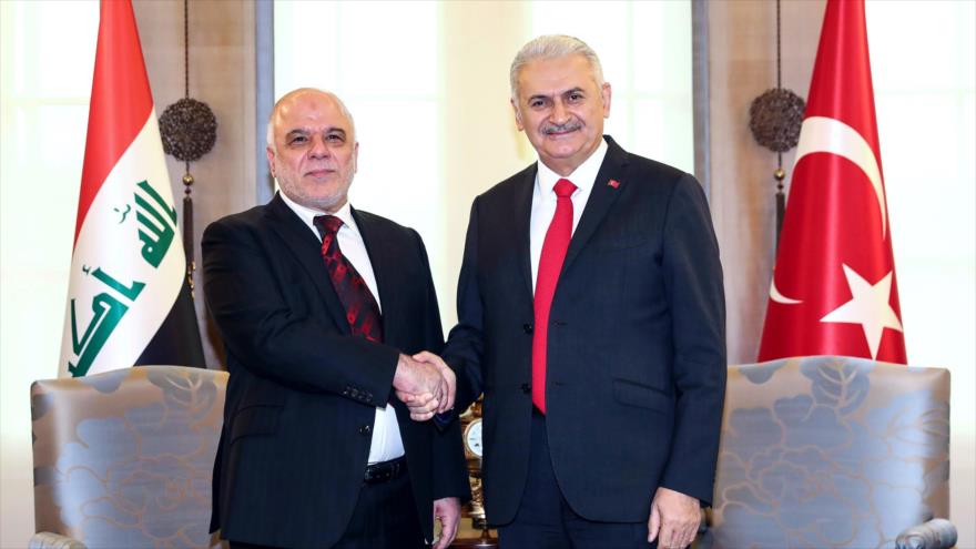 El primer ministro iraquí, Haider al-Abadi (izda.), estrecha la mano de su homólogo turco, Binali Yildirim, en Ankara, 25 de octubre de 2017.